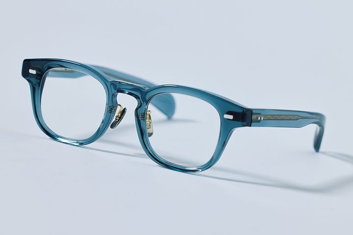 一瞬で垢抜ける！1本もっていると超便利なクリアメガネと着こなし