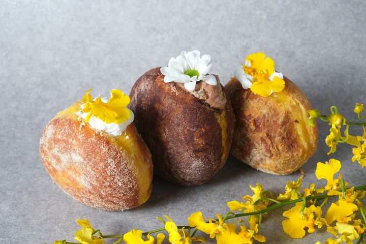 エディブルフラワーを使用したドーナツ
