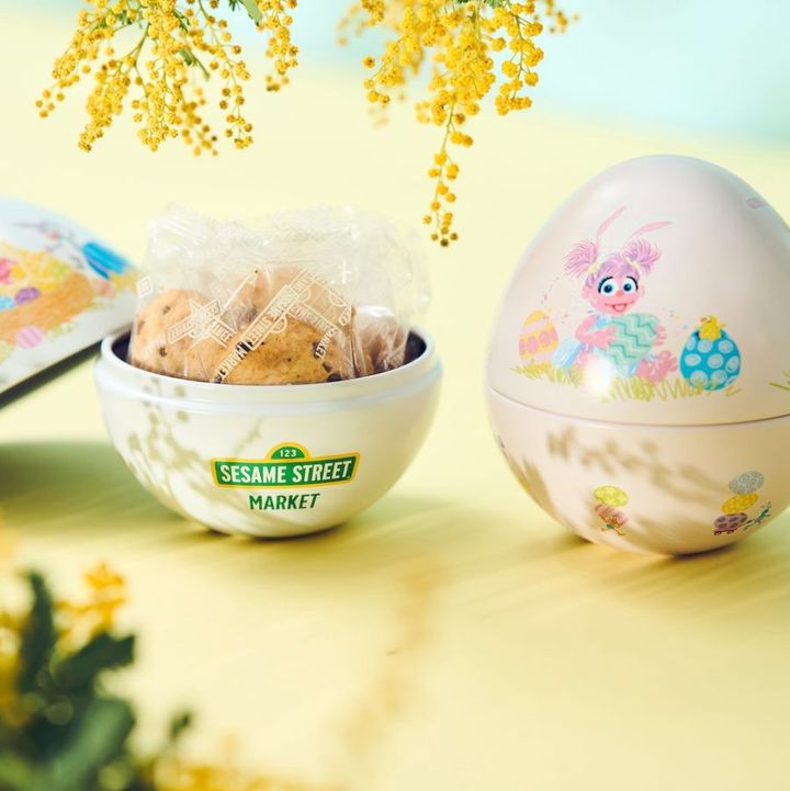 「チョコチップクッキーエッグ缶」全2種（ホワイト、ピンク）1836円