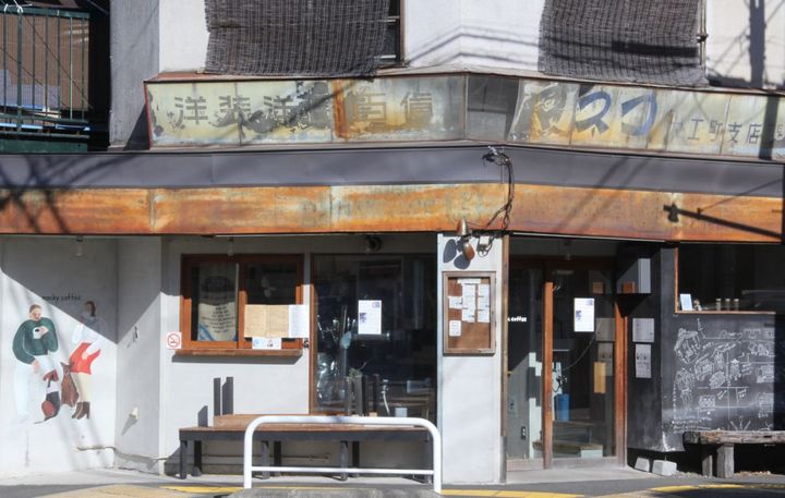 交差点の角にある小さな焙煎所