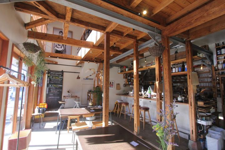 天井や壁を解体して開放的な空間に