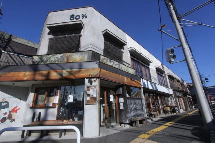 古い看板もそのままに