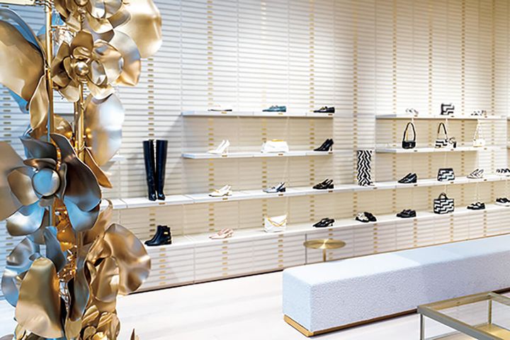 銀座〈JIMMY CHOO GINZA CONCEPT STORE〉店内