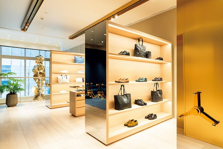 銀座〈JIMMY CHOO GINZA CONCEPT STORE〉店内