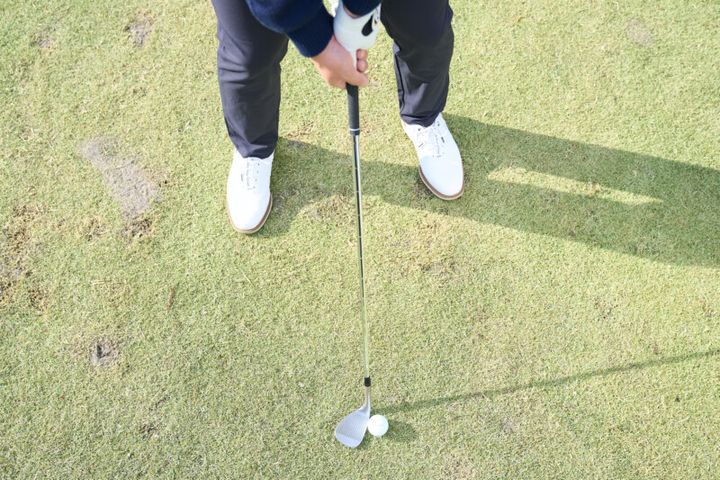 「フェースを正しく開いている」のはどっち…？構え方をプロが詳しく解説