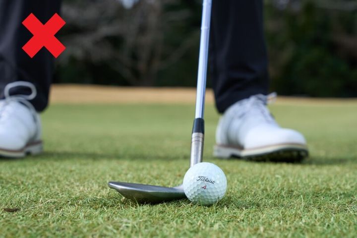 「フェースを正しく開いている」のはどっち…？構え方をプロが詳しく解説
