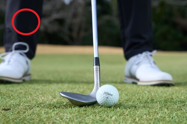 「フェースを正しく開いている」のはどっち…？構え方をプロが詳しく解説