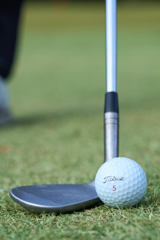 「フェースを正しく開いている」のはどっち…？構え方をプロが詳しく解説