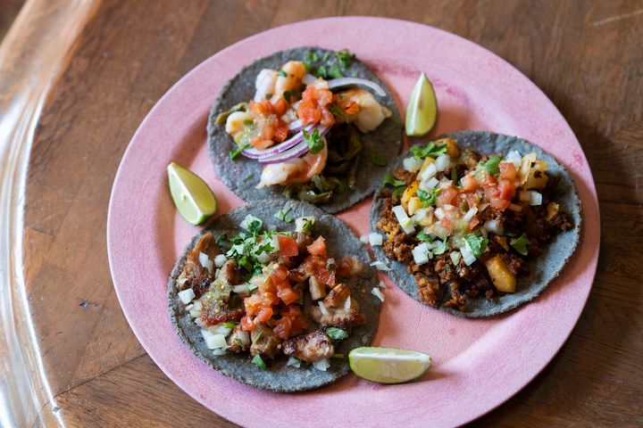 カルニータ、海老とサボテン、スパイシーチョリソーとジャガイモのタコス