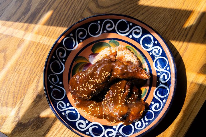 ローストチキンのカカオソースがけ、モレ・ポブラノとトマトで炊いたライス