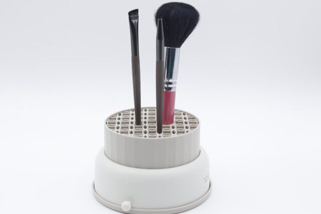 3COINSのメイクブラシクリーナーはブラシスタンドにもなる