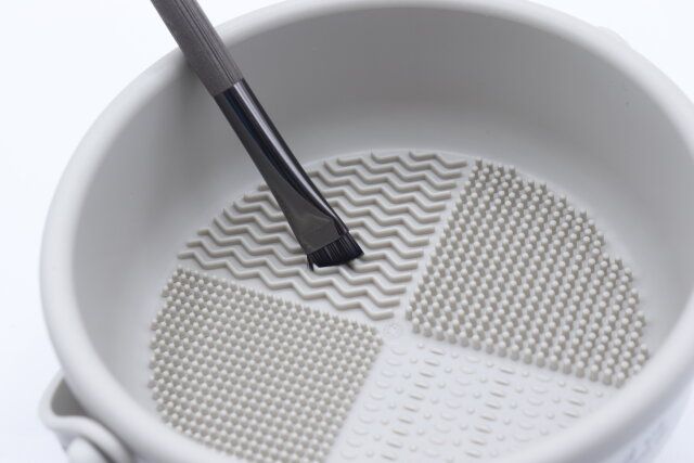 3COINSのメイクブラシクリーナーの使用例