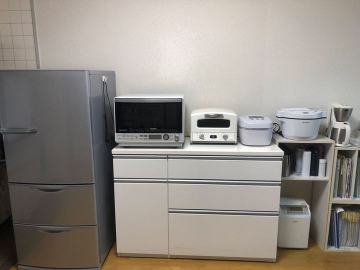 キッチン家電だけは、フル装備。取り出しやすく、使いやすく置いてある。