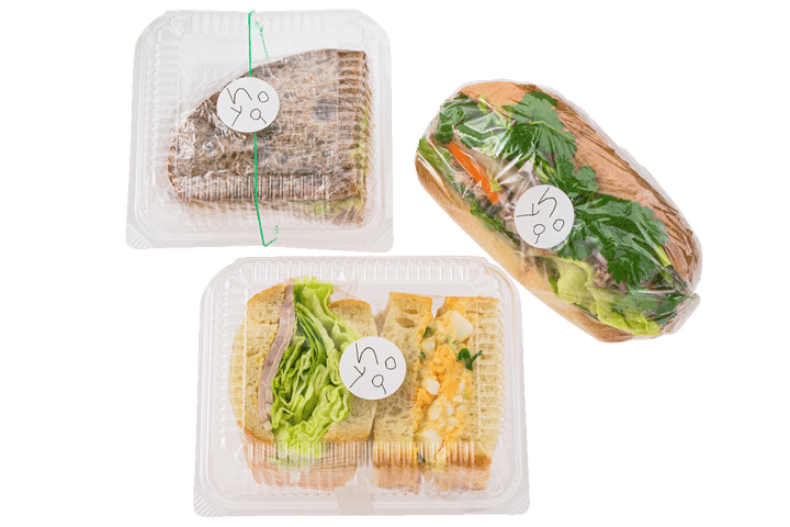 右から時計回りに、バインミー、ハムレタスたまごサンド、カツサンド。