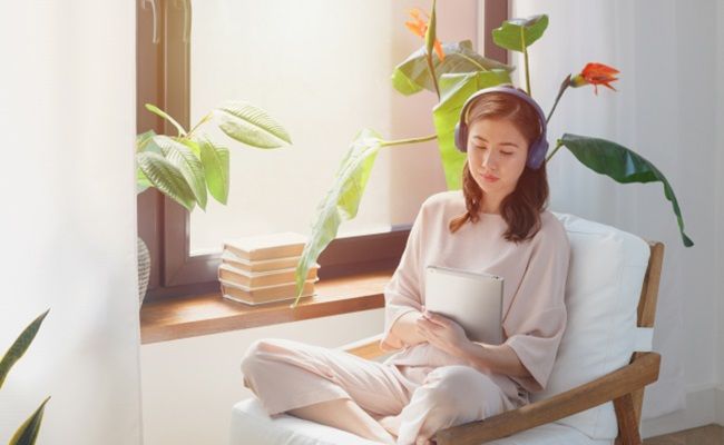 音楽を聴いている女性のイメージ