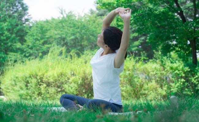 瞑想をする女性のイメージ