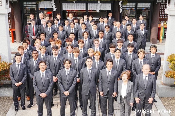 ヴィッセル神戸のNEW公式スーツ「レプリカモデル」が登場！洗練された“都会派ストライプ”デザイン
