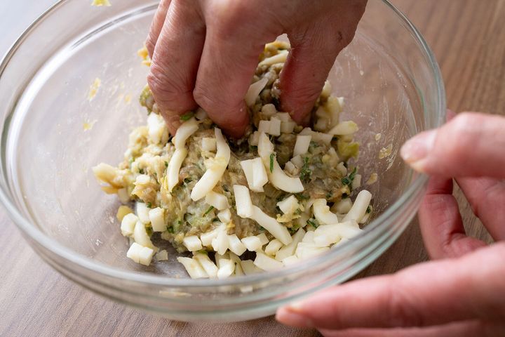 餃子のあんにうどんを混ぜる