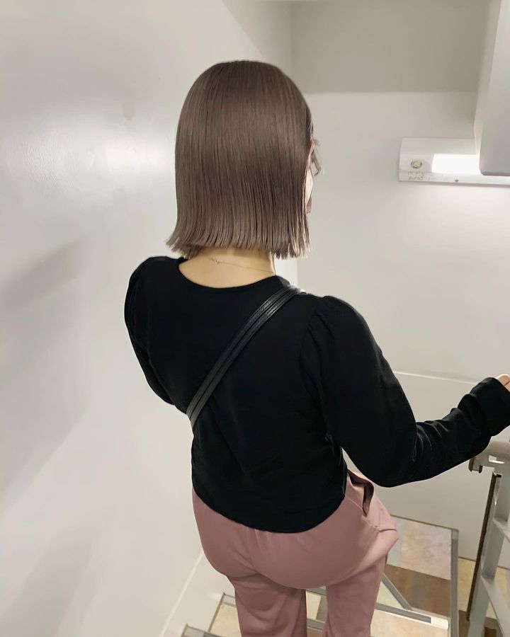 暗めグレージュにするだけであか抜けヘアに！