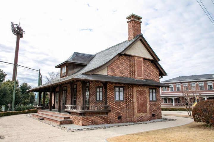 外観は英国農家風、室内外の装飾は東洋的な意匠を取り入れ、バランスよくまとめられている