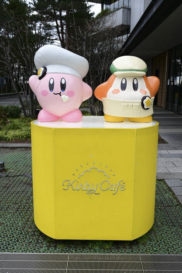 店頭にあるカービィとワドルディのオブジェ。カービィは何かをもぐもく中……？