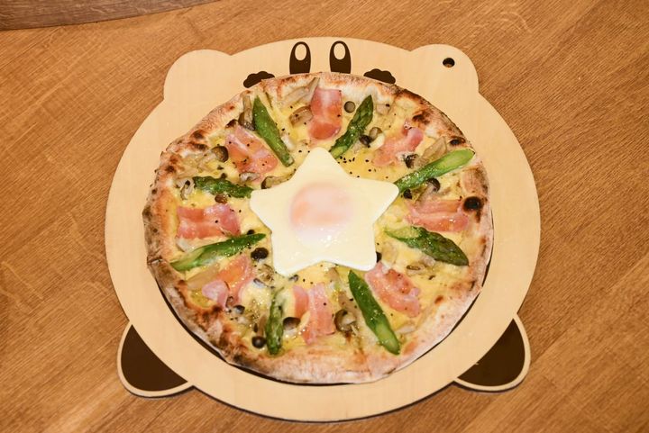 「カービィカフェの本格窯焼きピッツァ クリーミー・カルボナーラ ～星がただんを添えて～」。味もボリュームも満点です！