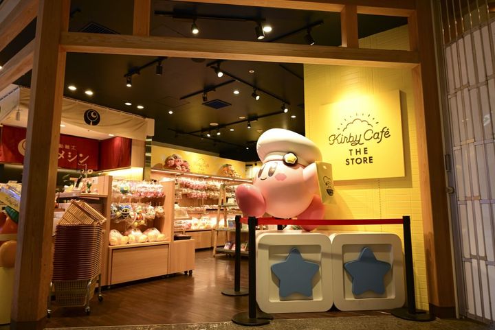 カフェから1～2分ほど歩いた場所に「Kirby Café THE STORE（カービィカフェ ザ・ストア）」へ行けます！