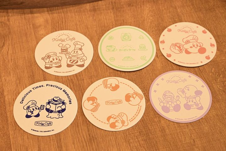 ドリンクを注文するとコースターがもらえます！柄は全7種でランダムで1枚。