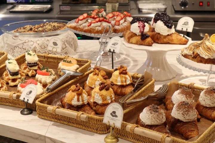 クロワッサンは店内で毎朝焼き上げる