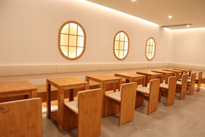 ロゴが刻まれたイスは横浜店のオリジナル