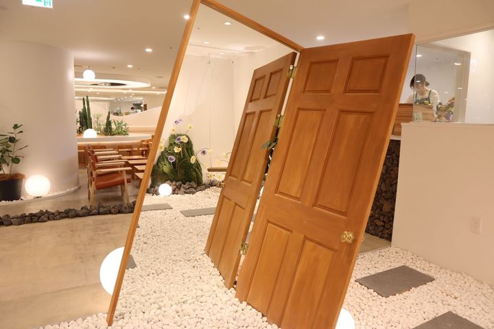 ドアの前ではいろいろな写真が撮れそう！