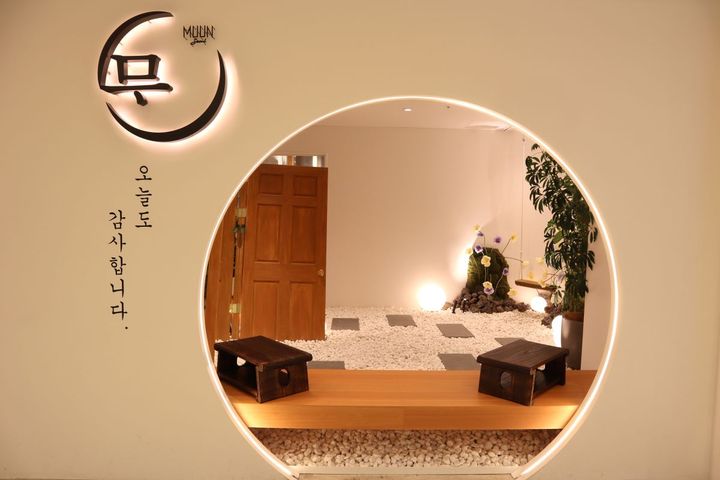 入口は人気の撮影ポイント