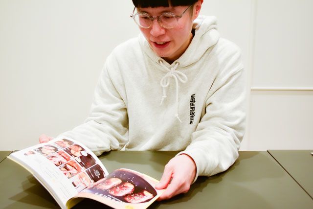 自分のレシピ本見るケンティーさん