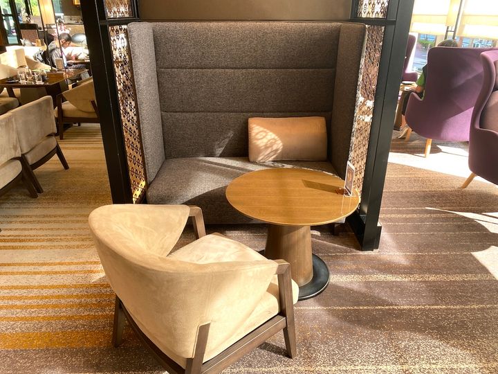 視線が遮られているため周りが気にならないソファ席