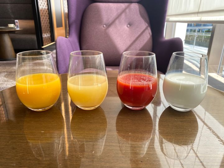 写真左から「オレンジジュース」、「アップルジュース」、「トマトジュース」、「牛乳」