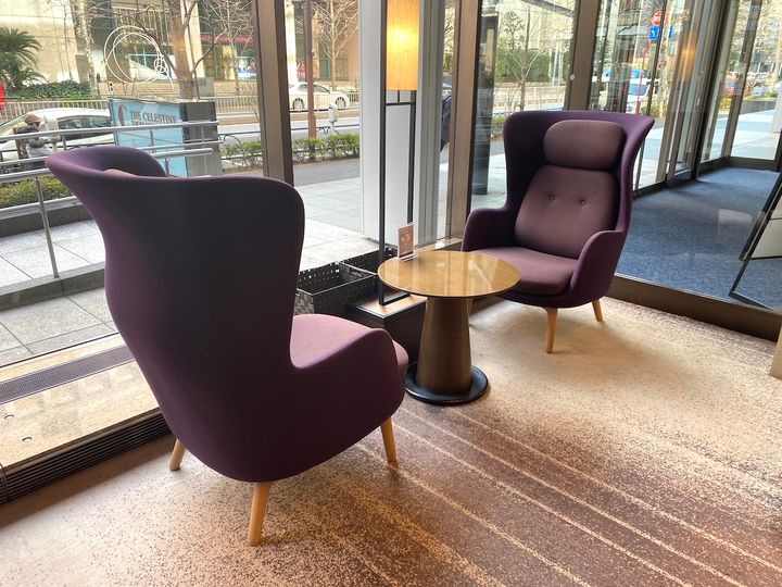 街並みが眺められる窓際席