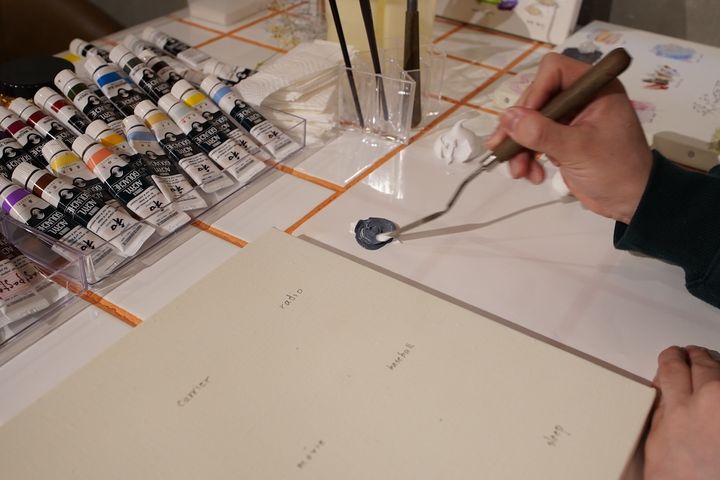 出したい質感に応じて絵の具と盛り上げ材を混ぜる