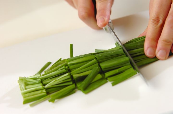 ニラとシラスの卵とじの下準備1