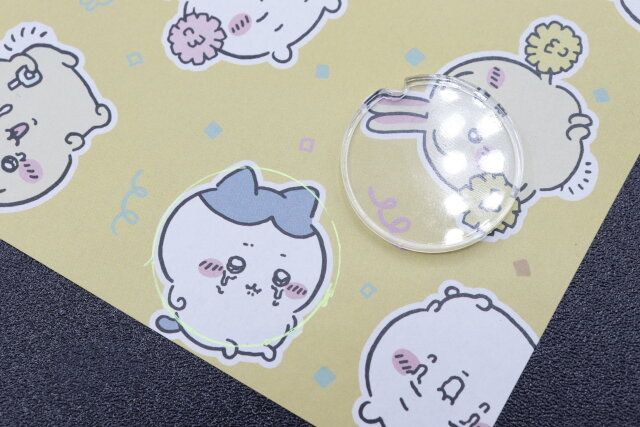 セリアのオリジナルフォトイン カラビナ・キーフックに入れる物に輪郭を描きうつす