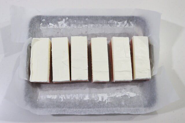 桜のクリーム大福 レシピ 冷凍した桜クリームを6等分に切る