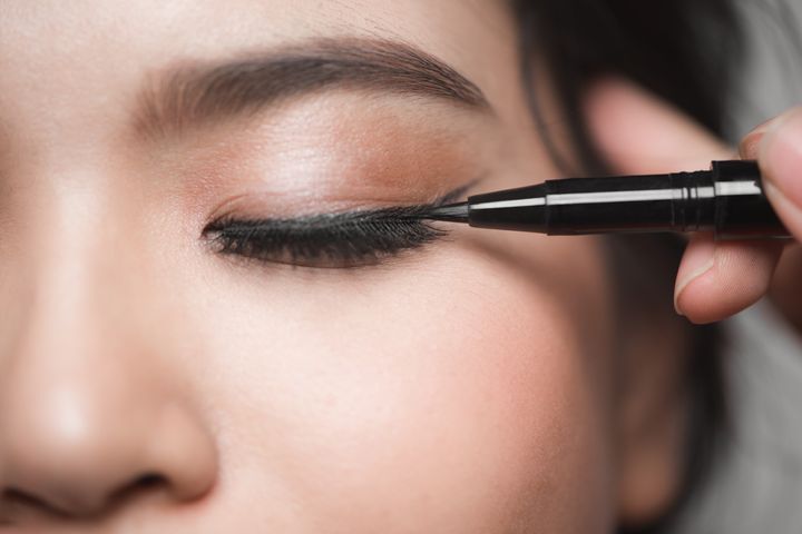 40・50代が老け見えするアイラインの色2つ