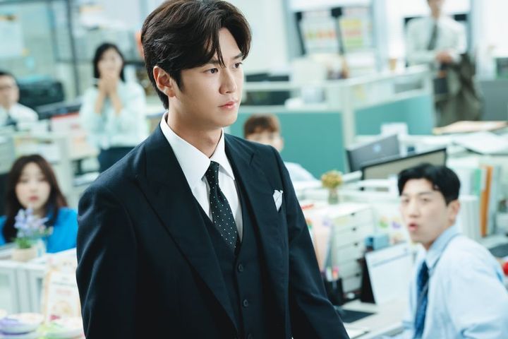 サレ妻支える理想の上司役で世界的ブレイク！ 身長188㎝のイケメン俳優、ナ・イヌに注目