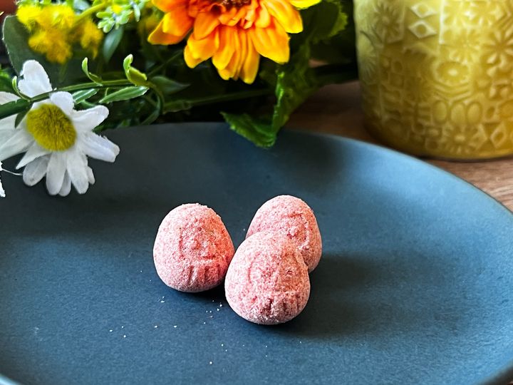 青いお皿に置かれた「都色（といろ）～京だるま～」