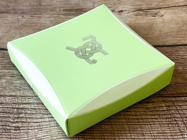 若葉色の正方形の箱型パッケージ