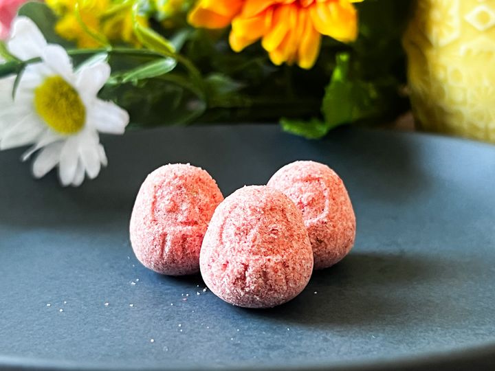 お皿に置かれただるま型のお菓子「都色（といろ）～京だるま～」