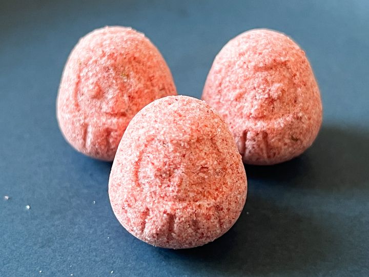 親指サイズのピンクのだるまのお菓子
