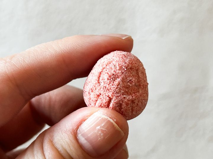 手に持った「都色（といろ）～京だるま～」