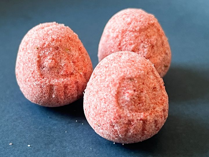 親指サイズのピンクのだるまのお菓子