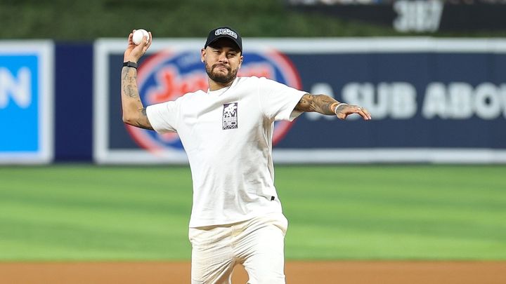 ネイマール、MLB始球式で登板！ベッカム夫妻との3ショットにネットがざわつくワケ