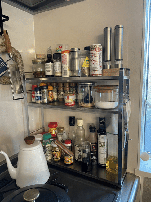 スタイリストのおしゃれなお部屋を拝見！愛犬と好きなものに囲まれて暮らすワンルーム【FUDGE おしゃれな人のルームツアー vol.5】